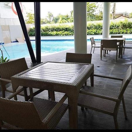 One Spatial Two Bedroom Condominium Unit With Pool And Gym Free Netflix And Wifi Iloilo City Luaran gambar