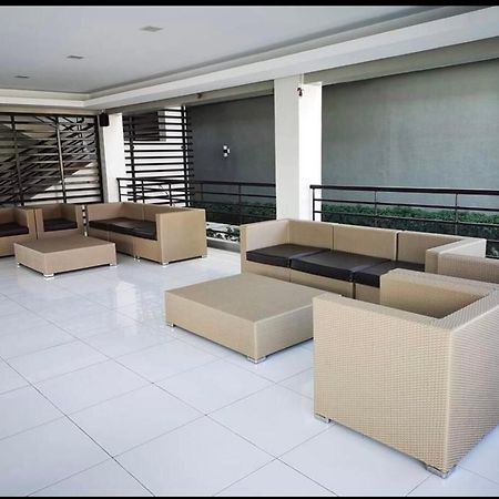 One Spatial Two Bedroom Condominium Unit With Pool And Gym Free Netflix And Wifi Iloilo City Luaran gambar