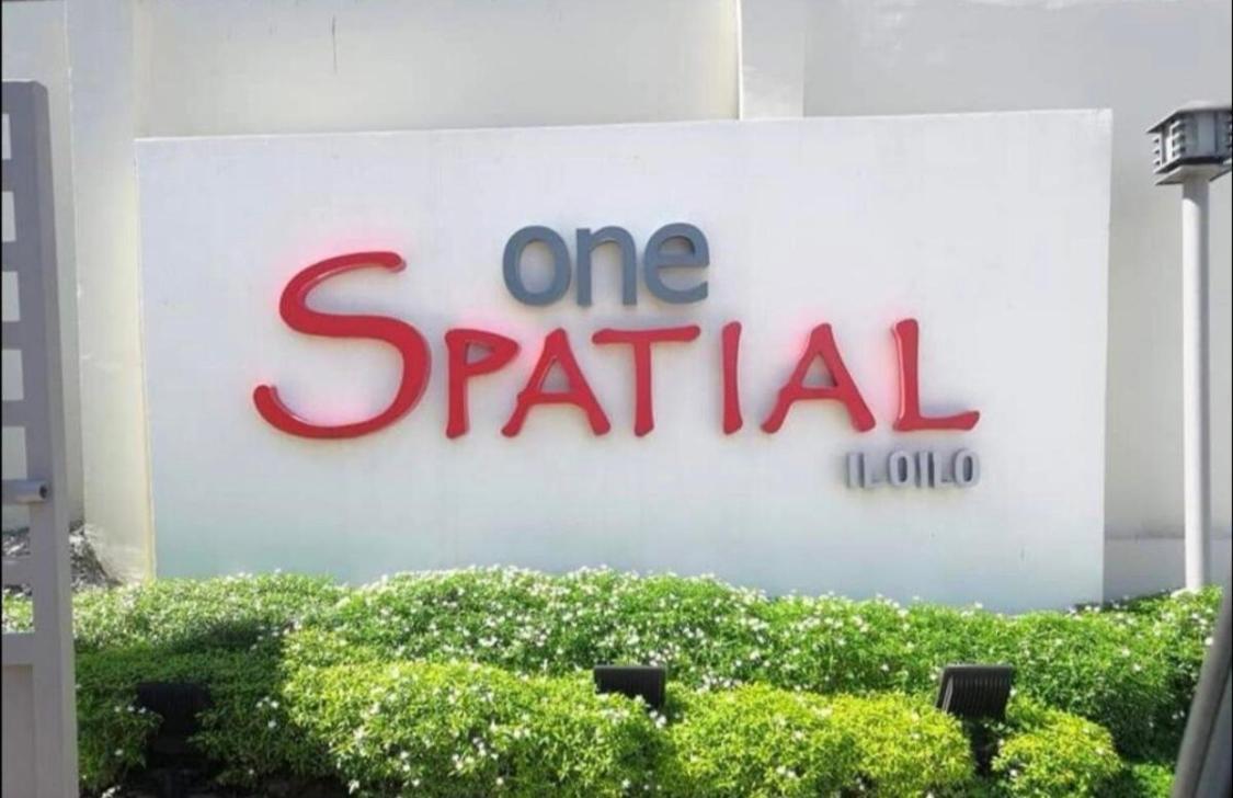 One Spatial Two Bedroom Condominium Unit With Pool And Gym Free Netflix And Wifi Iloilo City Luaran gambar