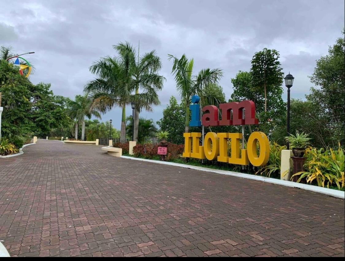 One Spatial Two Bedroom Condominium Unit With Pool And Gym Free Netflix And Wifi Iloilo City Luaran gambar