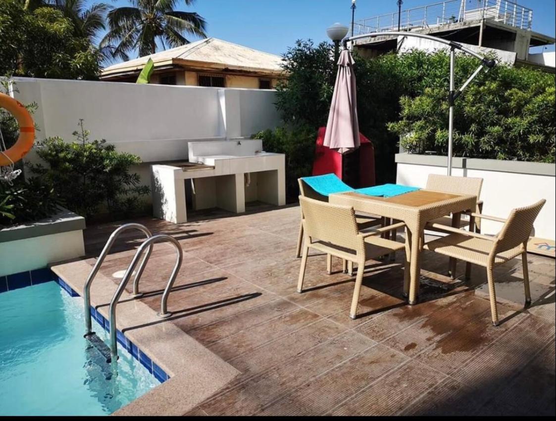 One Spatial Two Bedroom Condominium Unit With Pool And Gym Free Netflix And Wifi Iloilo City Luaran gambar
