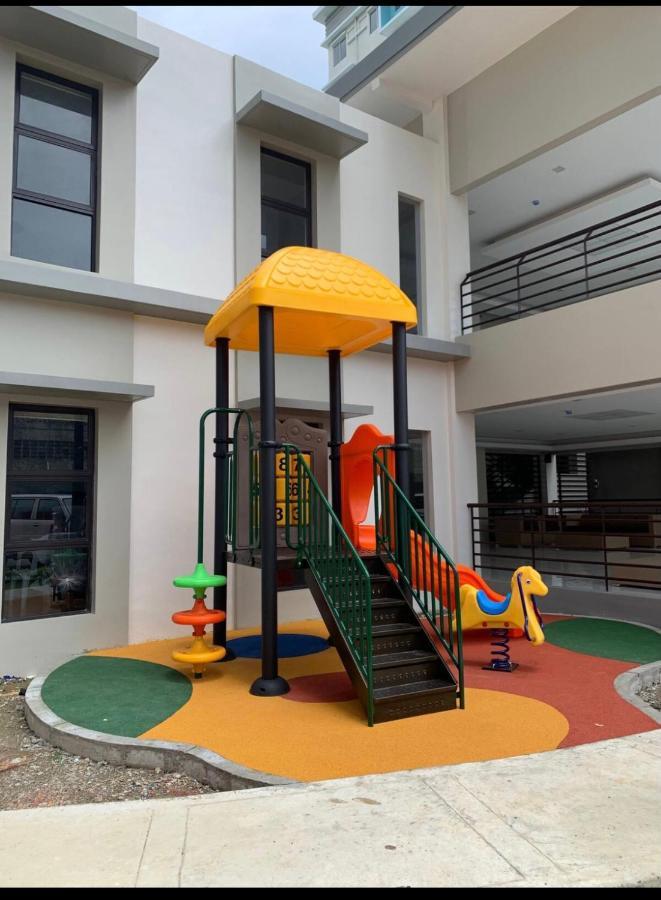 One Spatial Two Bedroom Condominium Unit With Pool And Gym Free Netflix And Wifi Iloilo City Luaran gambar
