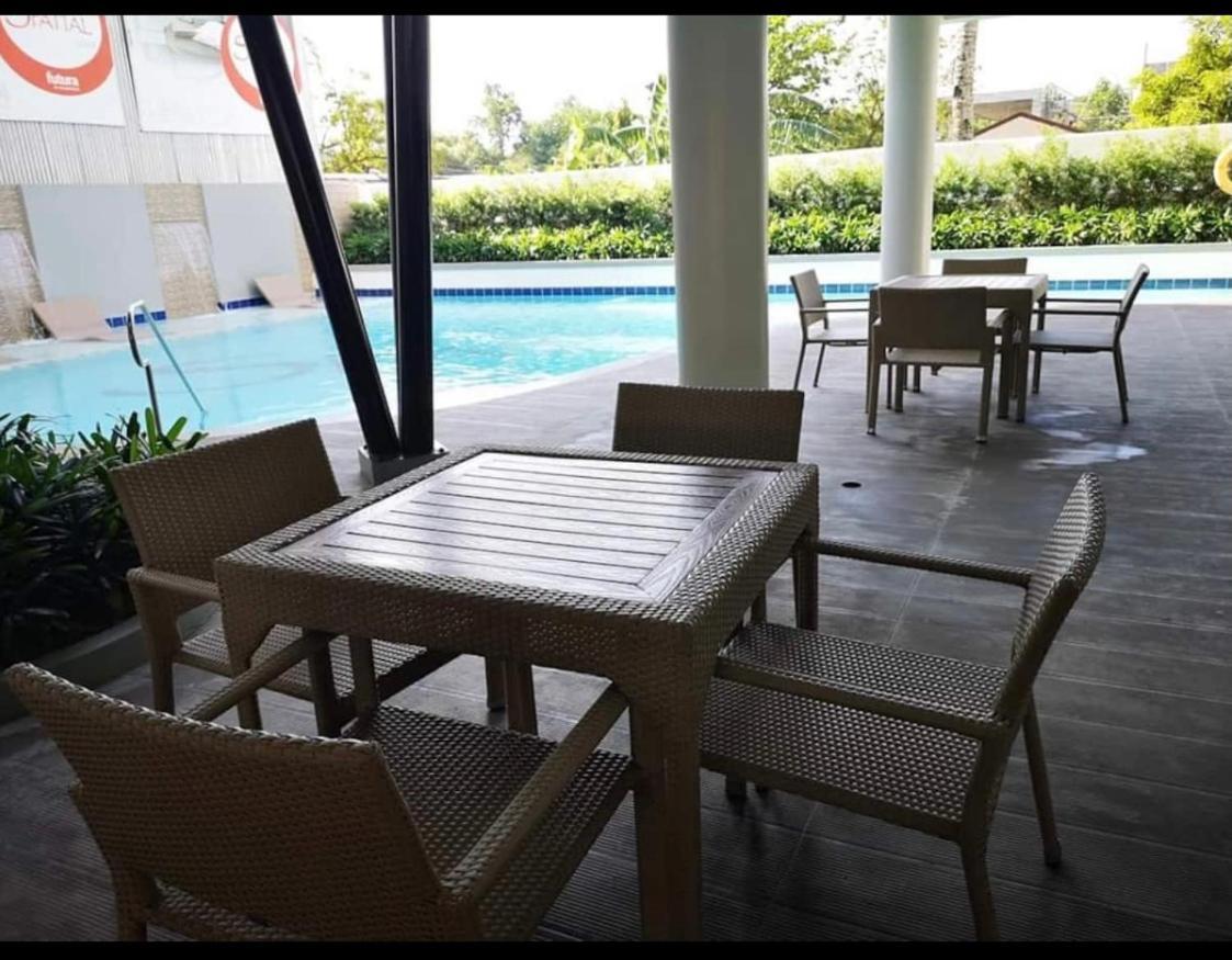 One Spatial Two Bedroom Condominium Unit With Pool And Gym Free Netflix And Wifi Iloilo City Luaran gambar