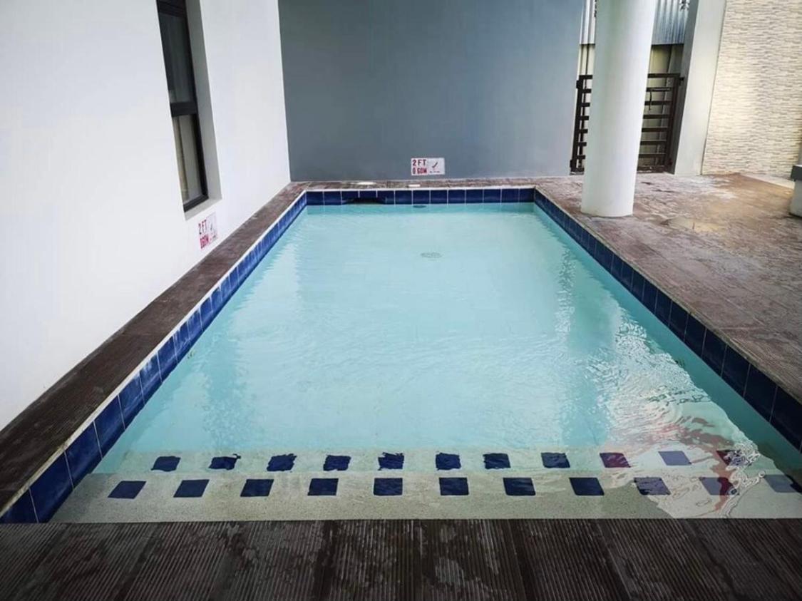 One Spatial Two Bedroom Condominium Unit With Pool And Gym Free Netflix And Wifi Iloilo City Luaran gambar